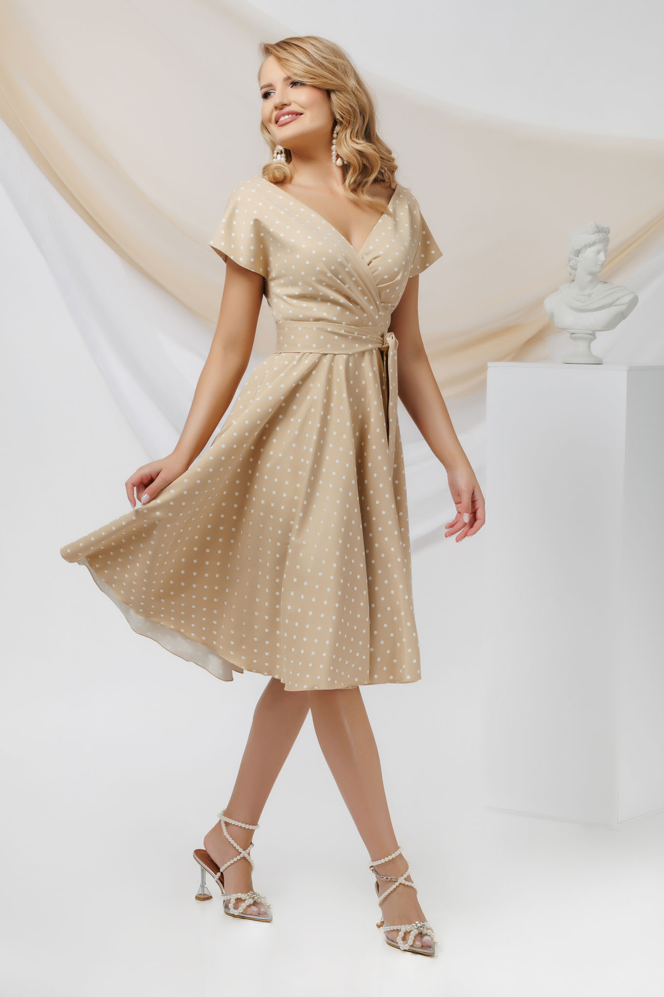 Rochie elegantă în cloș cu imprimeu buline 