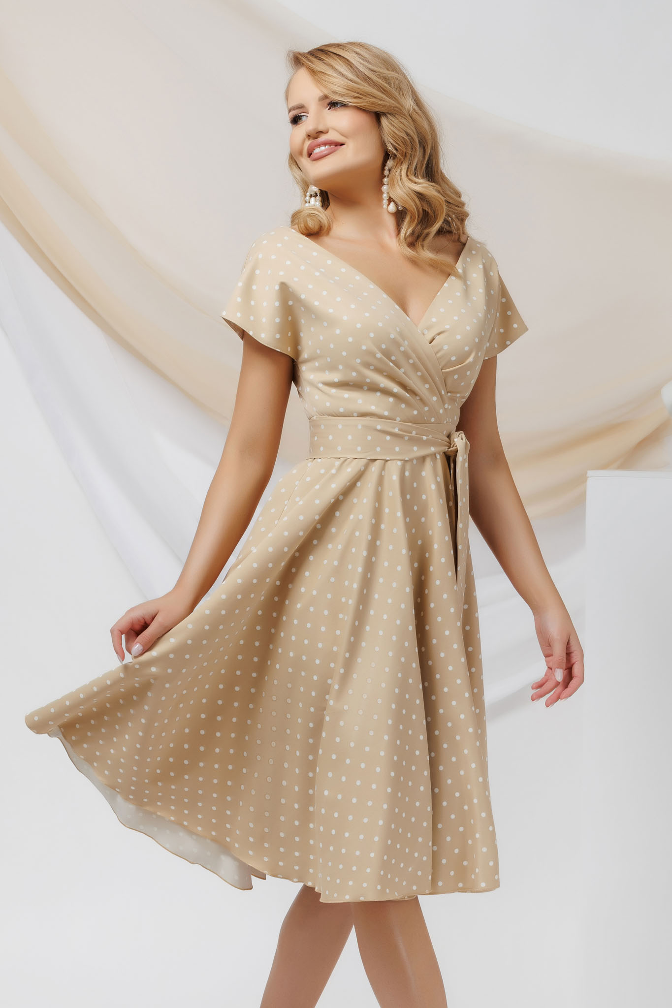 Rochie elegantă în cloș cu imprimeu buline 