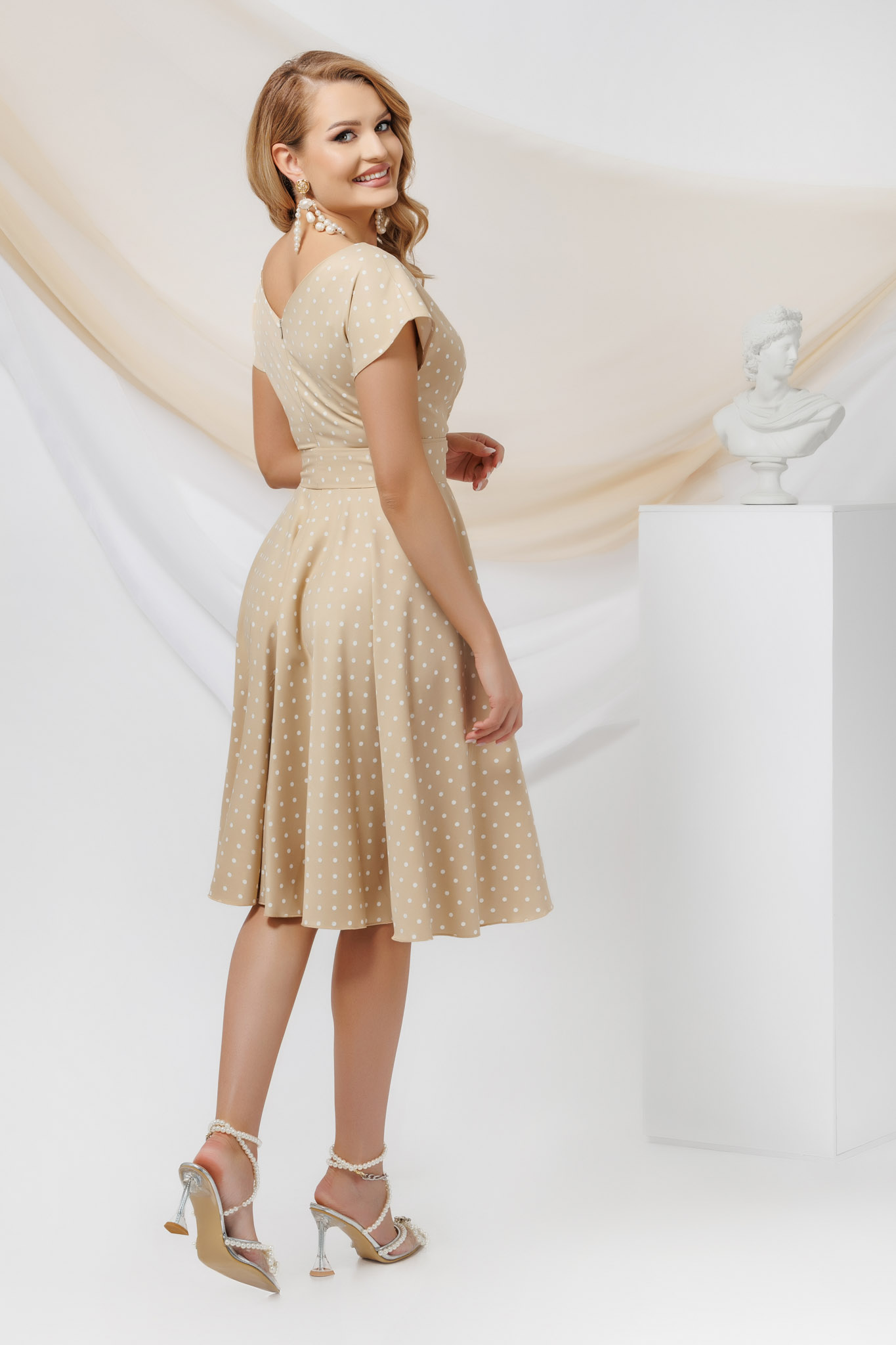 Rochie elegantă în cloș cu imprimeu buline 