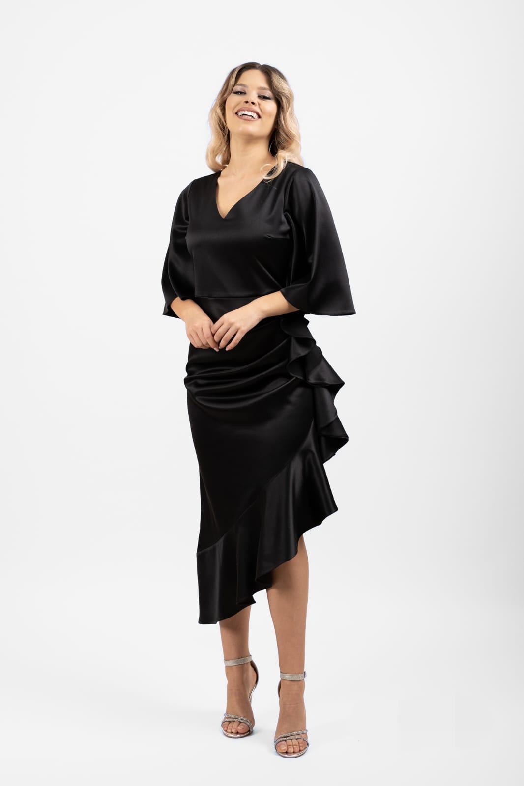 Rochie neagra midi cu mâneci și volane