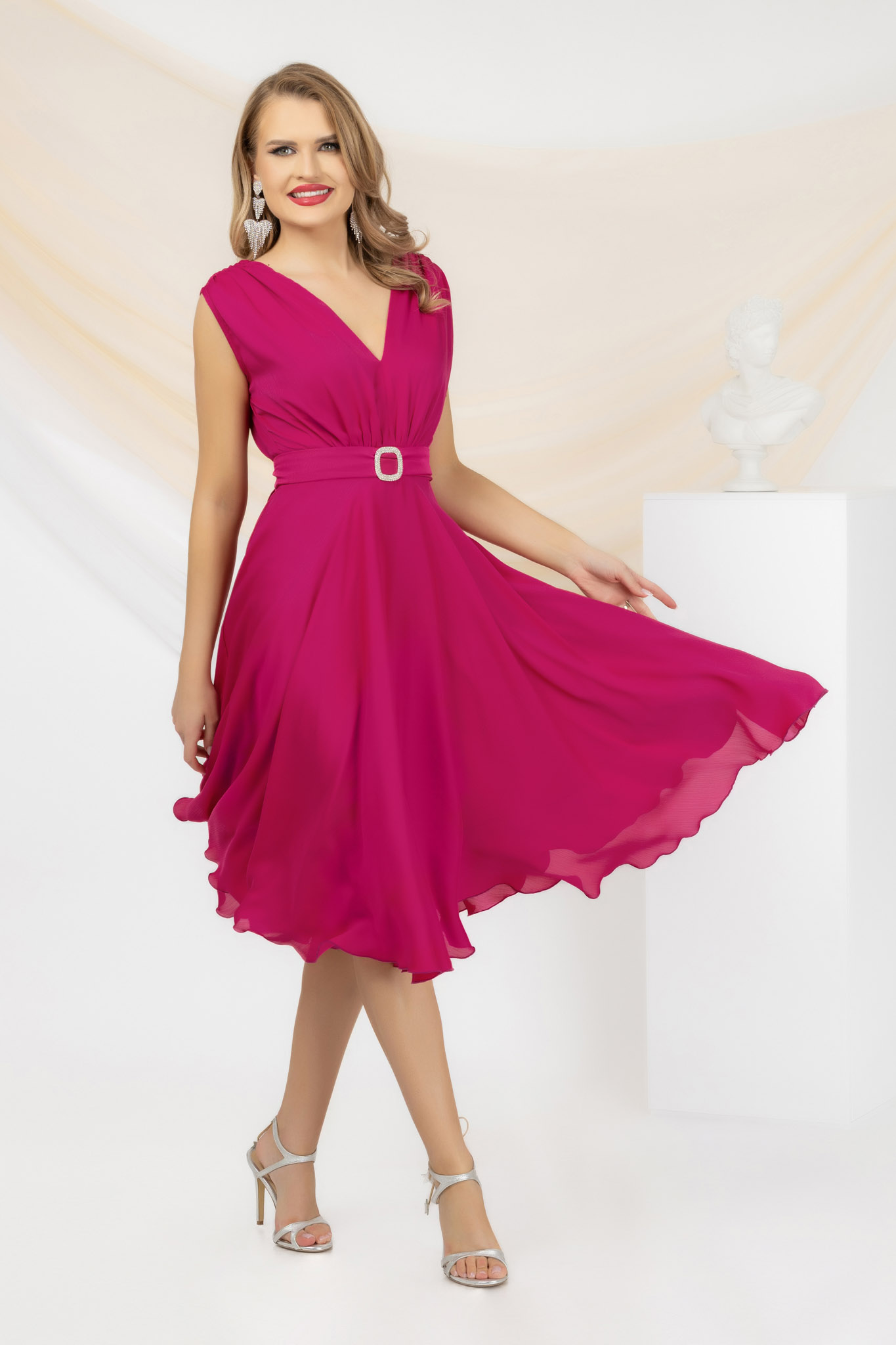 Rochie  elegantă în cloș cu cordon detașabil 