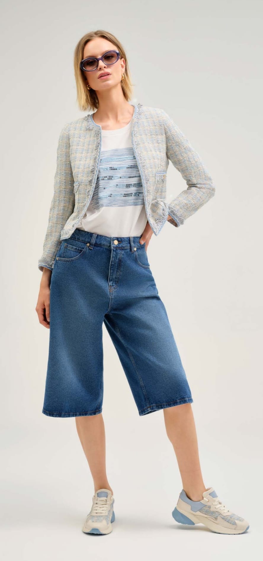 Jacheta din tweed in nuante pastelate de albastru si crem