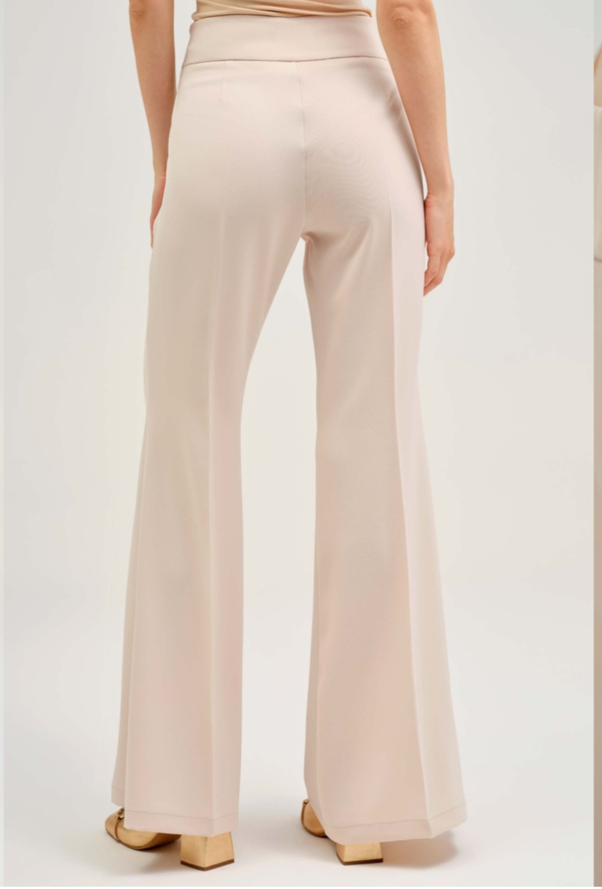 Pantaloni crem evazați 
