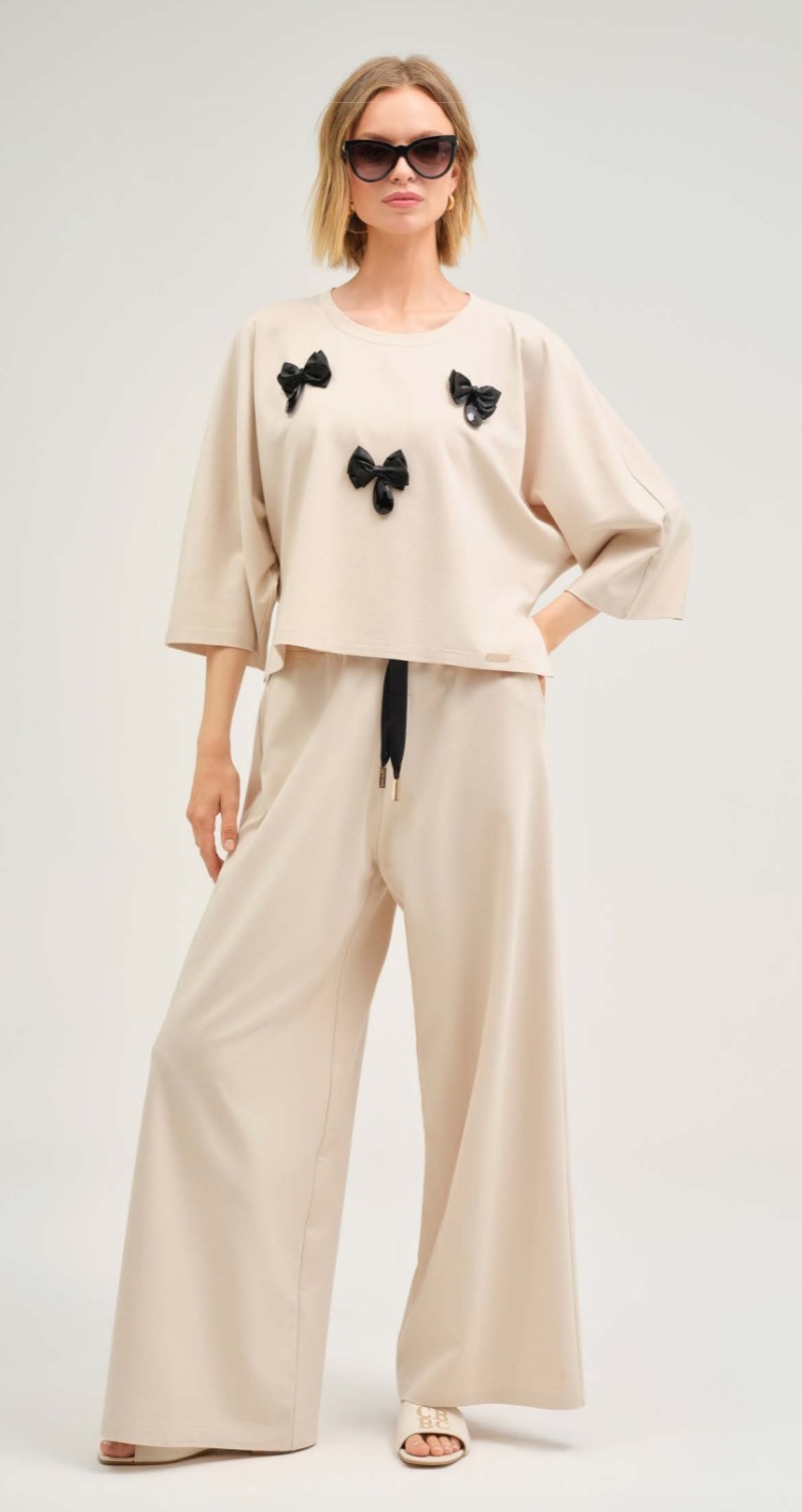 Bluza bej cu aplicații fundițe 