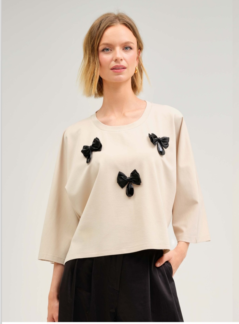 Bluza bej cu aplicații fundițe 