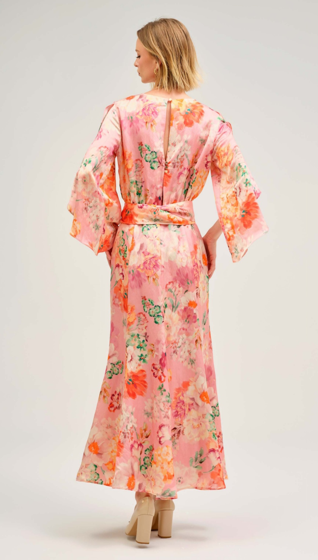 Rochie Maxi Florală cu Mâneci Despicate și Cordon 