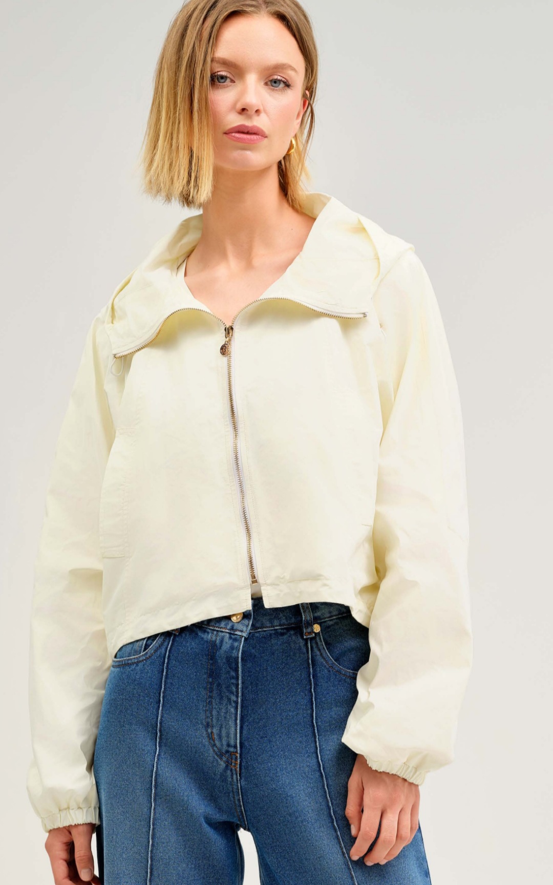 Jachetă Cropped cu Glugă – Stil Urban 