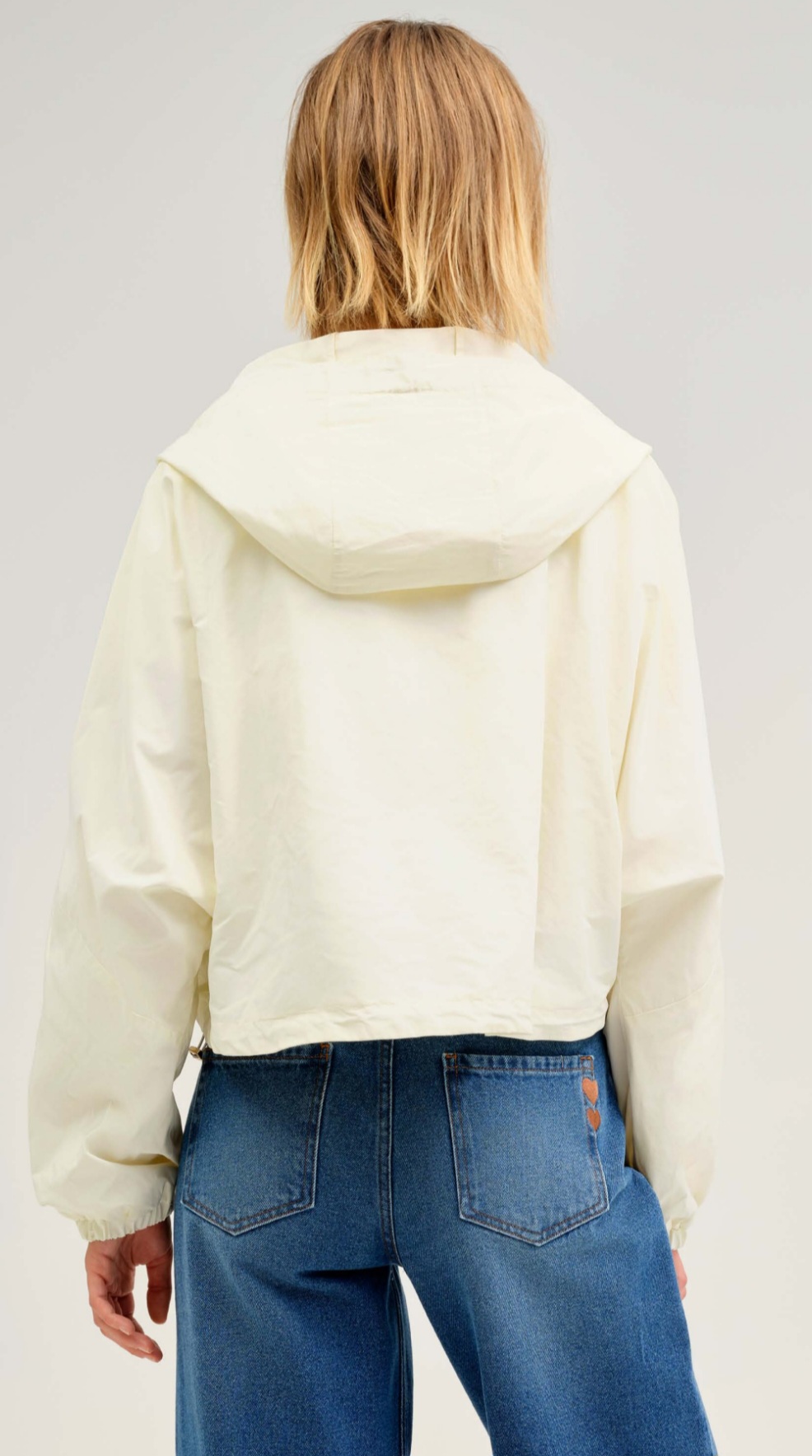 Jachetă Cropped cu Glugă – Stil Urban 