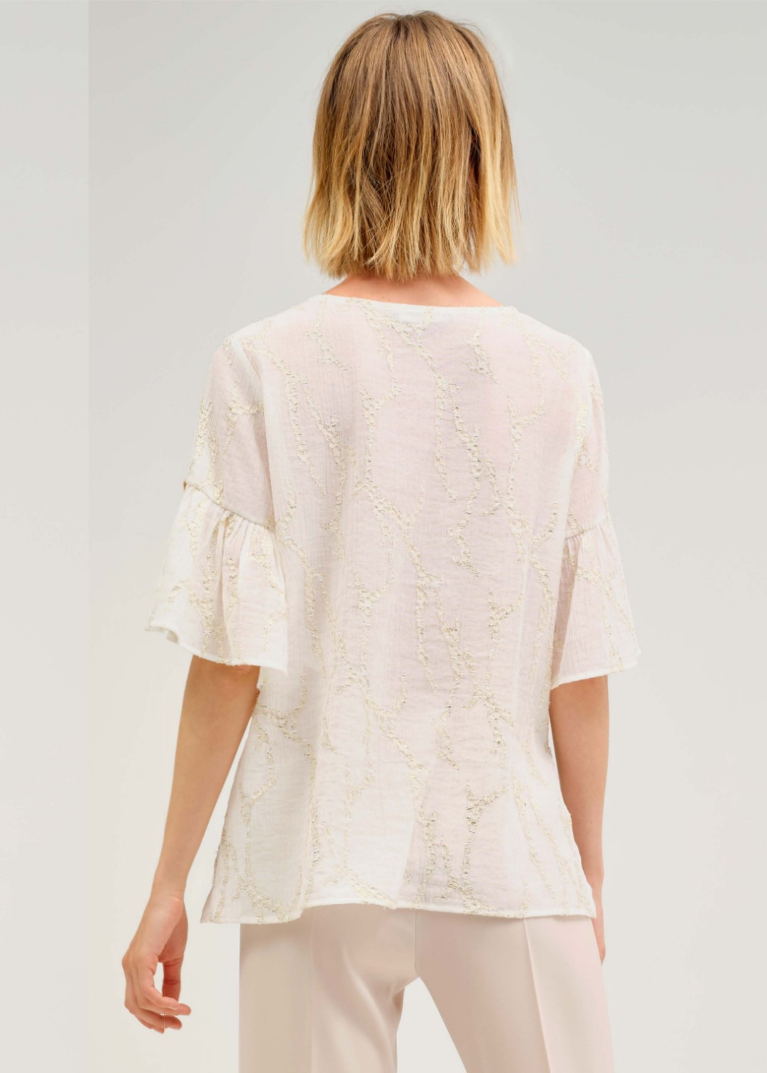 Bluza cu Inserții Aurii și Mâneci Volante