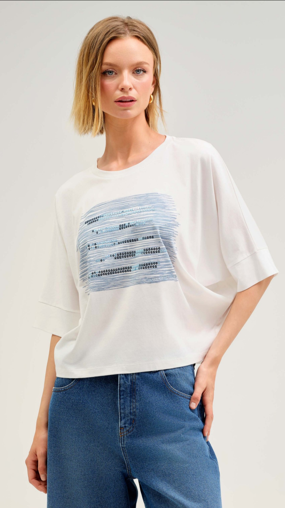 Bluză Oversize Albă – Detalii Secvențiale și Design Modern