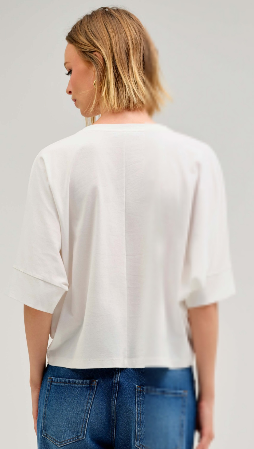 Bluză Oversize Albă – Detalii Secvențiale și Design Modern