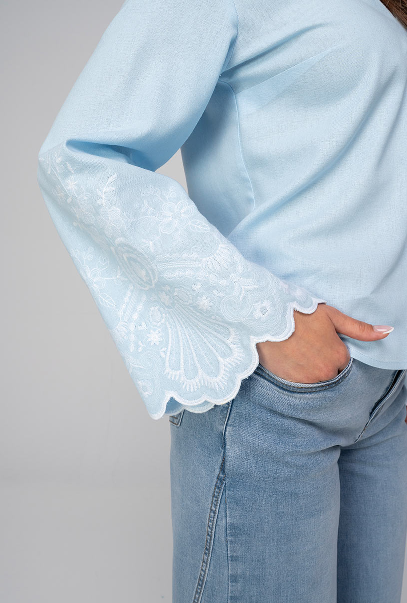 Bluză Dama Bleu din In/Bumbac cu Broderie Albă și Mâneci Clopot