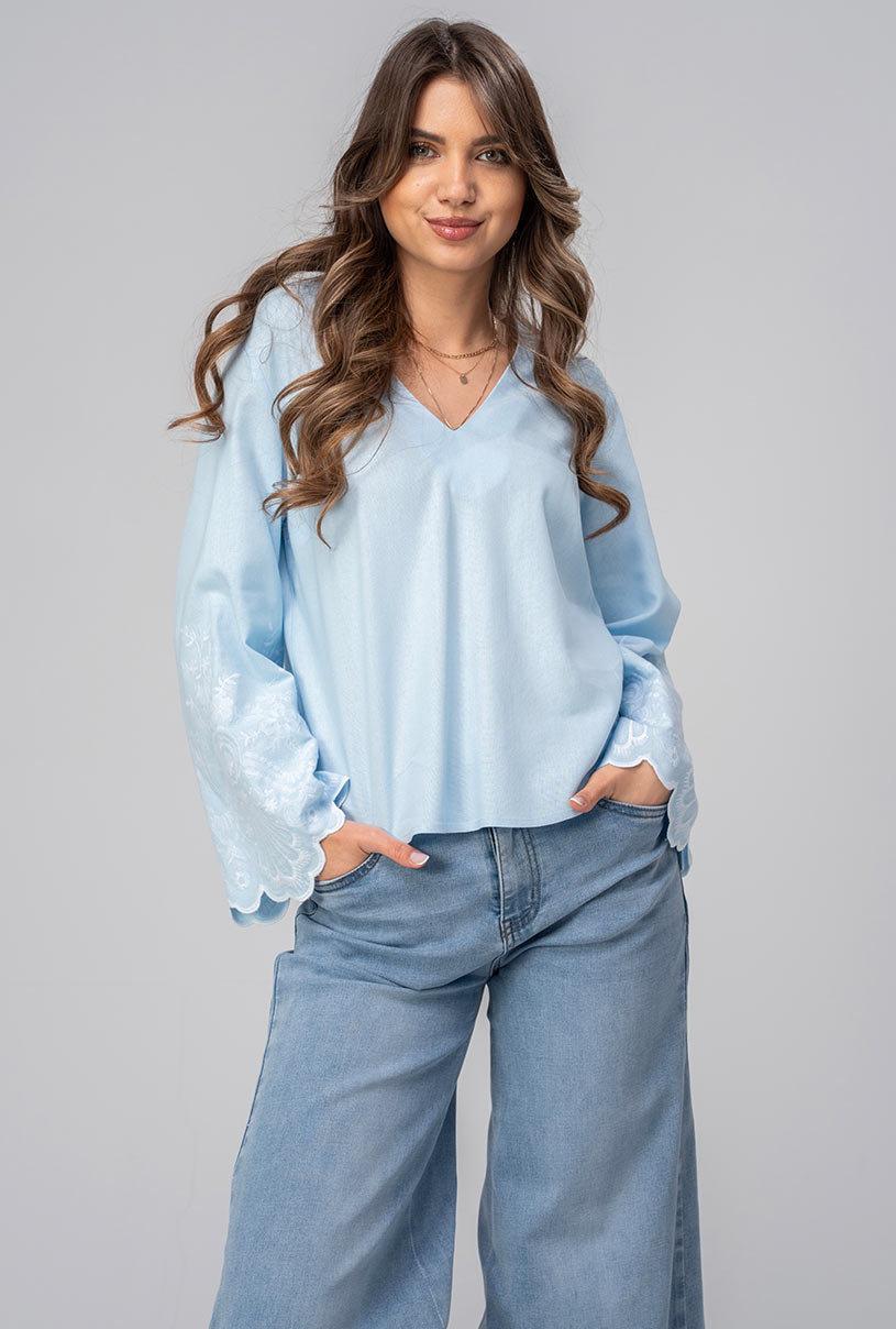 Bluză Dama Bleu din In/Bumbac cu Broderie Albă și Mâneci Clopot