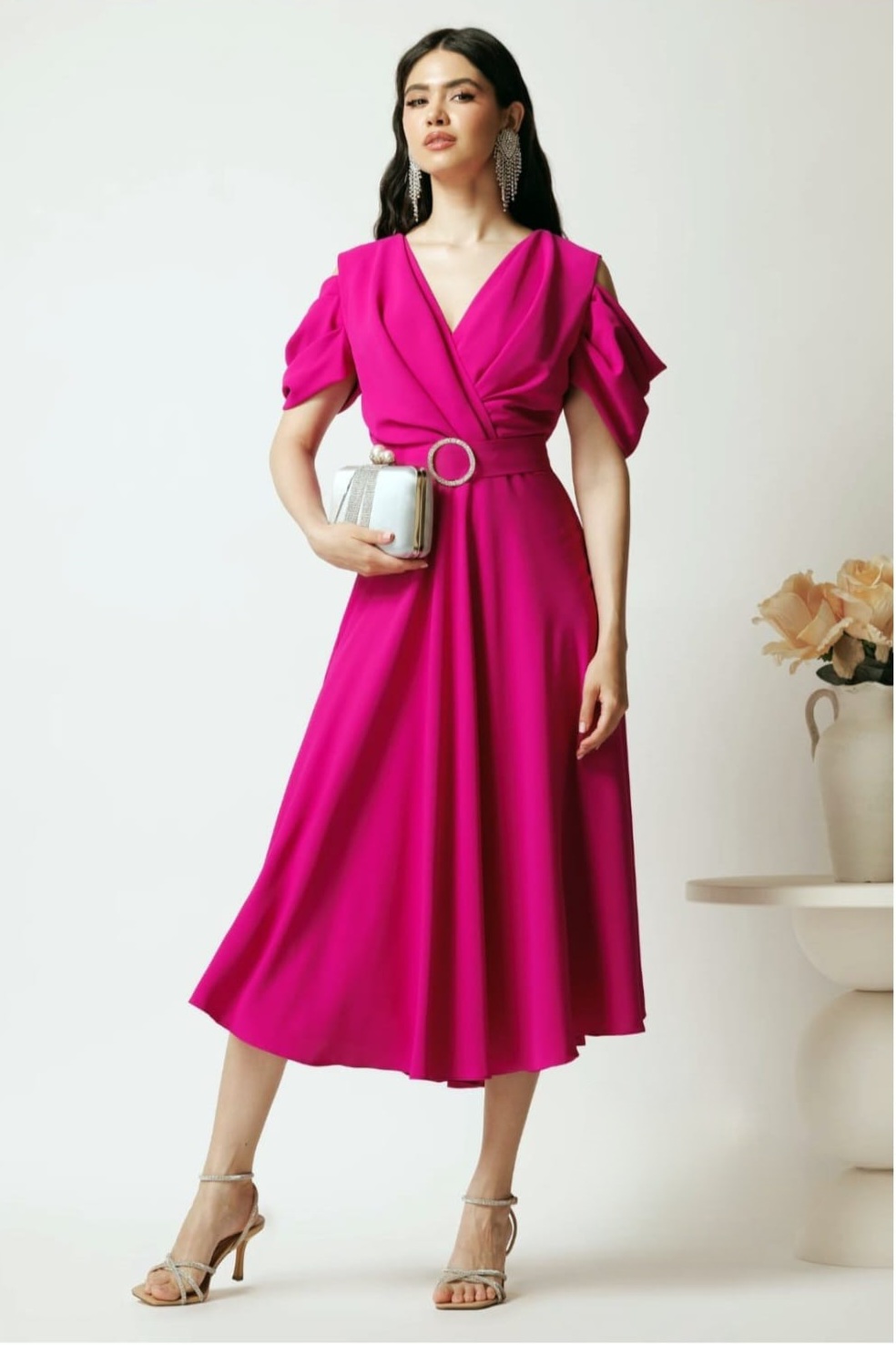Rochie Midi Elegantă cu Umeri Decupați – Roz Magenta