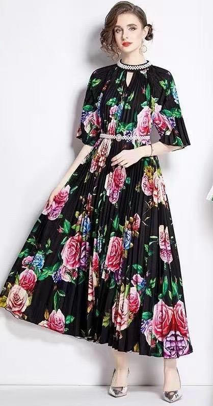 Rochie Elegantă Plisată cu Imprimeu Floral și Detalii din Perle
