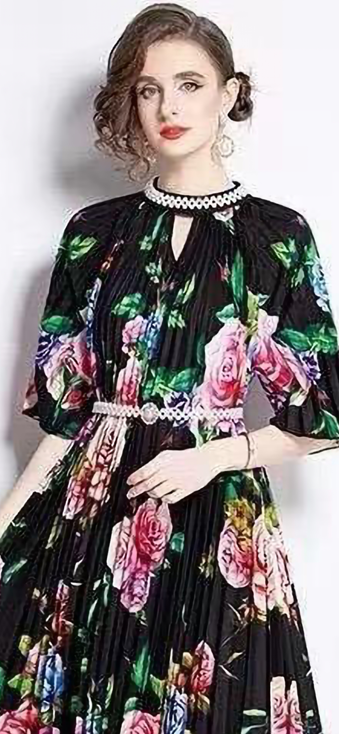 Rochie Elegantă Plisată cu Imprimeu Floral și Detalii din Perle