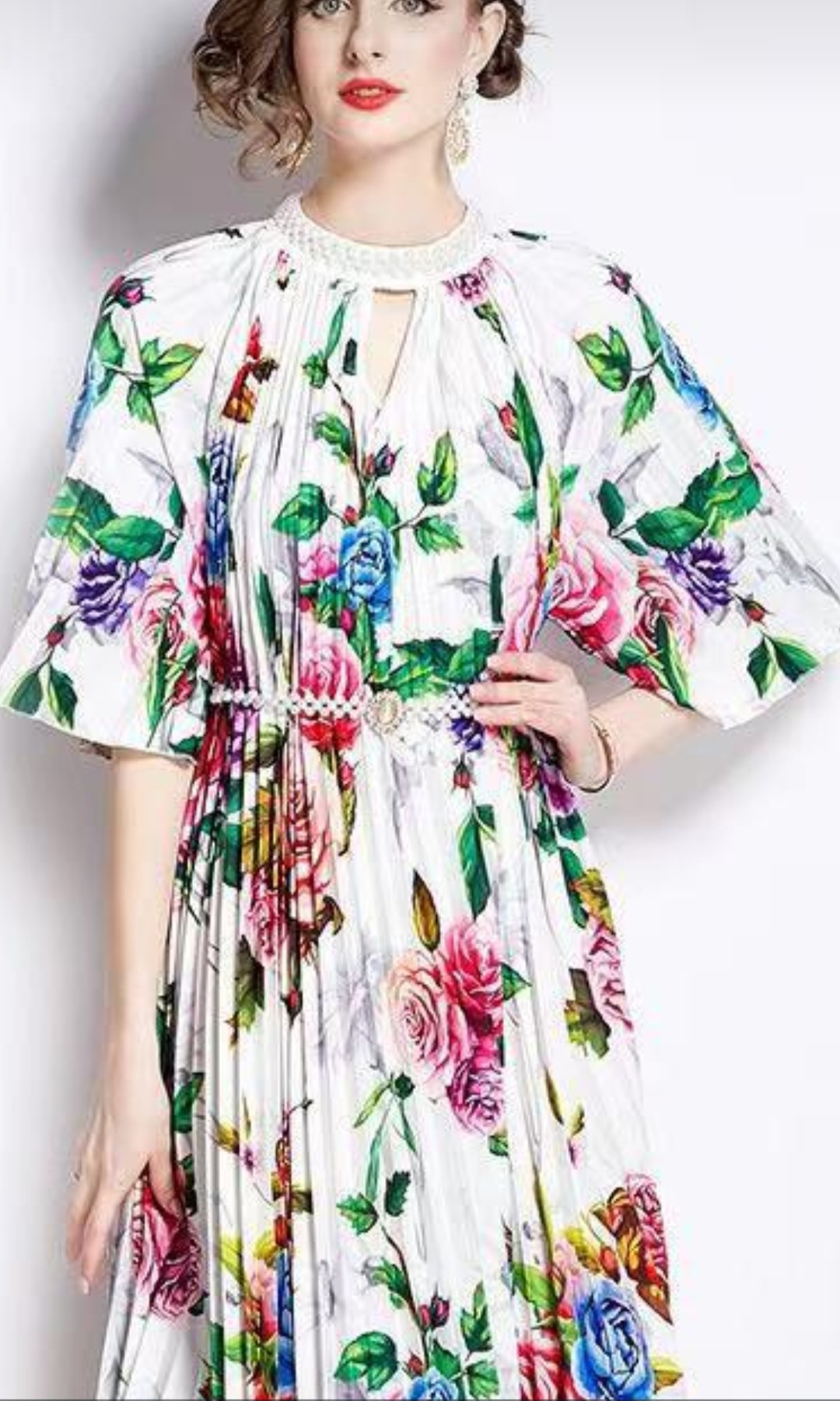Rochie Elegantă Plisată cu Imprimeu Floral și Detalii din Perle