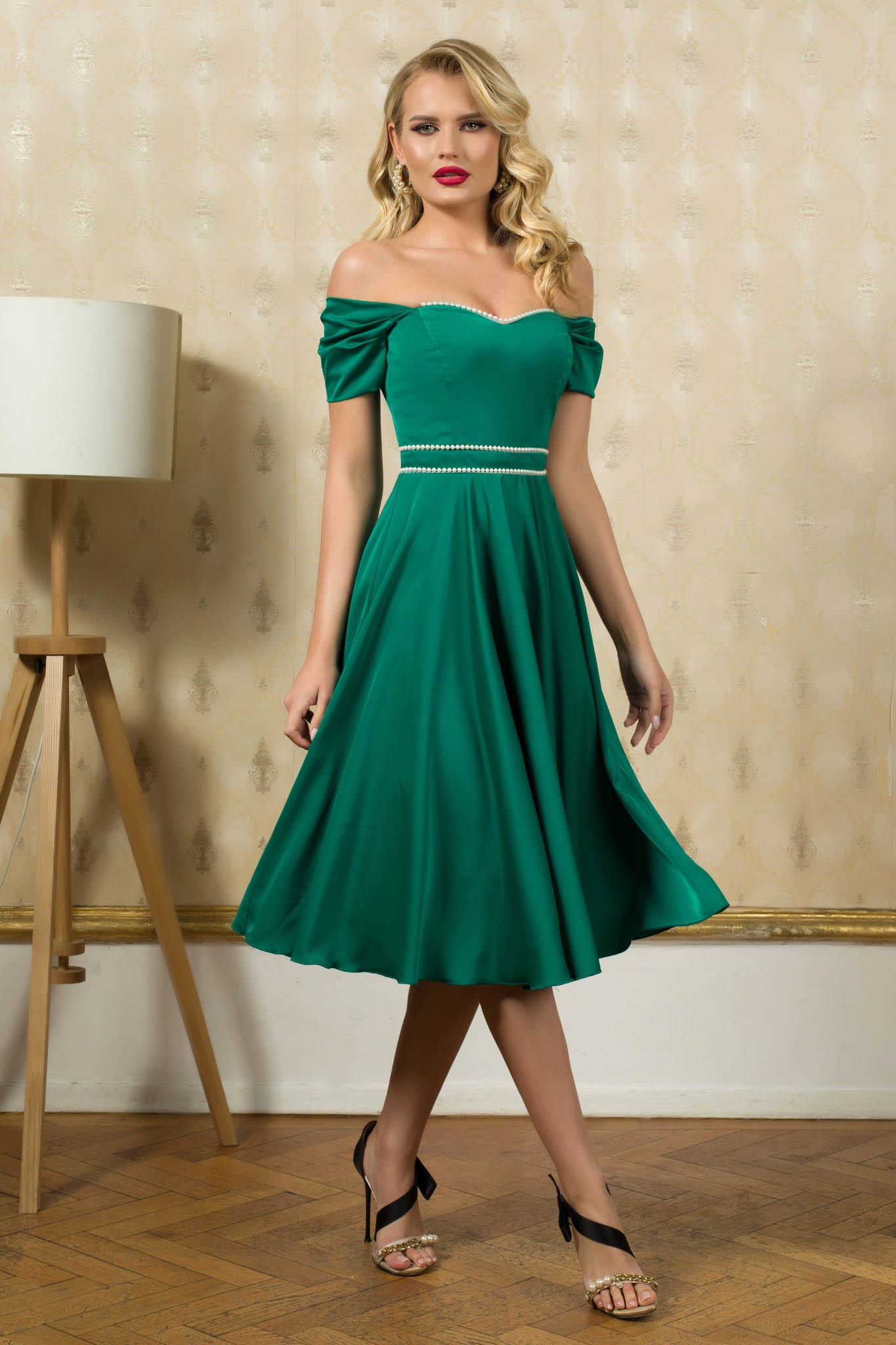 Rochie eleganta in clos cu perle 