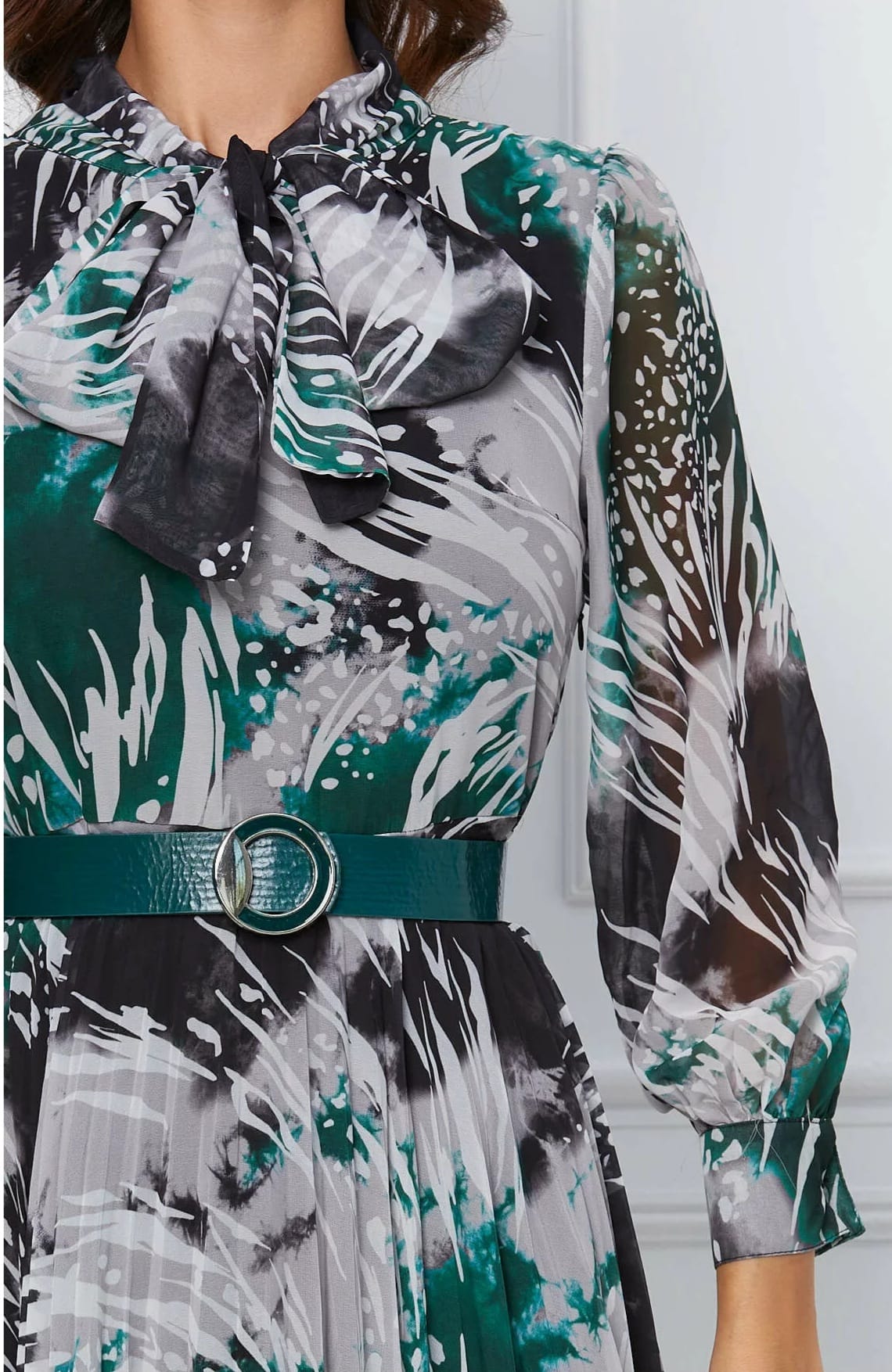 Rochie eleganta in clos din voal cu fusta plisata
